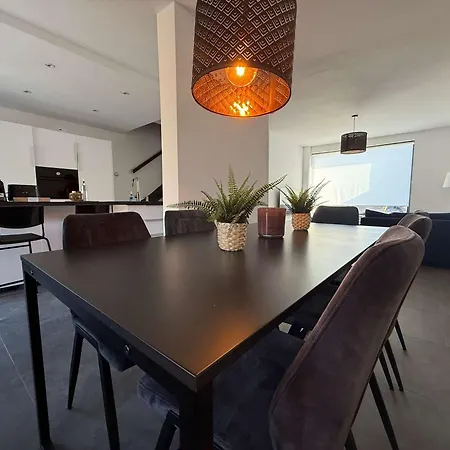 Modern 3br House In